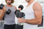 Hacer pesas mantiene a raya la grasa abdominal Hombres haciendo pesas