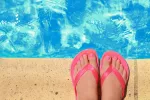 Prevención del pie de atleta Usar chanclas en la piscina para prevenir el pie de atleta