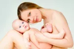 Bebé descansa sobre la piel desnuda de su madre