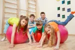 Practicar ejercicio mejora el rendimiento académico Niños haciendo ejercicio en el gimnasio