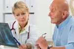 Preparación para la urografía Doctora explicando al paciente cómo preparar la prueba de urografía