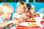 Tratamiento y prevención de la obesidad infantil Niños comiendo en el comedor escolar
