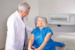 Pronóstico del hipertiroidismo Mujer mayor escuchando a su médico