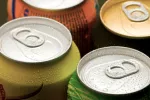 Los refrescos no informan de los riesgos de la quinina Latas de refrescos y riesgos de la quinina