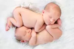 Más embarazos gemelares con reproducción asistida Bebés gemelos durmiendo
