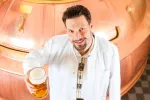 Investigador con jarra de cerveza Científico en una fábrica de cerveza sujetando una jarra