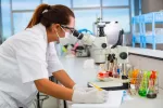 Resultados del cultivo de esputo Una técnico de laboratorio estudia una muestra en el microscopio