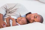Más riesgo de muerte súbita si el bebé duerme en el sofá Un padre y su bebé durmiendo en el sofá