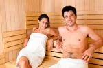 La sauna, buena para la salud cardiovascular Pareja disfrutando de una sauna