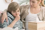 Niño tosiendo con síntomas de asma