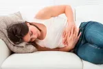 Síntomas de la gastroenteritis aguda Mujer con dolor abdominal por gastroenteritis
