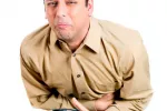 Síntomas de la hepatitis Hombre con dolor abdominal por hepatitis