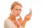 Síntomas del herpes Mujer observando posibles síntomas del herpes