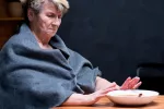Signos de malnutrición en la tercera edad Médico reconociendo a un anciano