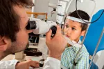 Síntomas y diagnóstico de la miopía Un oftalmólogo revisa la vista a un niño