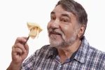 Tomar lácteos altos en grasa reduce el riesgo de diabetes Hombre comiendo queso