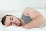 Tratamiento del síndrome de sobreentrenamiento Deportista durmiendo en una cama