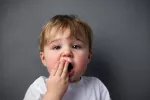 Traumatismo facial Niño quejándose de un traumatismo facial