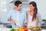 Vivir en pareja favorece un estilo de vida saludable Pareja en la cocina