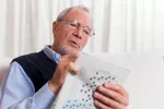 Tener un vocabulario variado protege el cerebro Un hombre mayor hace crucigramas