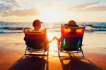 Los diez mejores países para disfrutar de la jubilación Una pareja contempla la puesta de sol en la playa
