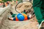 Las temperaturas extremas incrementan el riesgo de accidente laboral Trabajador sufriendo un accidente laboral por temperaturas extremas