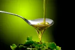 El aceite de oliva reduce los trastornos circulatorios Cucharada de aceite de oliva en la dieta