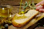 El aceite de oliva podría ayudar a aliviar síntomas de la fibromialgia Aceite de oliva crudo con pan