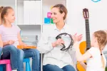 Las actividades extraescolares son beneficiosas para niños con TDAH Niños hiperactivos realizando actividades extraescolares