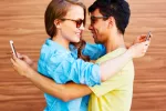 Pareja adicta al móvil