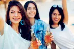 Las adolescentes que están a dieta tienen más riesgo de fumar y beber Adolescentes a dieta bebiendo alcohol