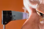 Uno de cada dos afectados por glaucoma lo desconoce Un paciente se somete a una revisión ocular