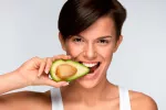 Comer aguacate ayuda a prevenir el síndrome metabólico Mujer comiendo aguacate