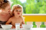 La introducción pautada de leche desde la infancia protege contra la alergia a lácteos Niño tomando leche de vaca