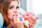 Comer muchos alimentos ultraprocesados asociado a más riesgo de cáncer Mujer comiendo alimentos ultraprocesados
