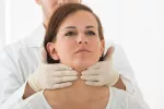 La mitad de los afectados por una alteración de tiroides lo desconocen Médico palpando las glándulas tiroideas