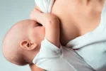 Amamantar al bebé minimiza el dolor de las vacunas Madre amamantando a su bebé
