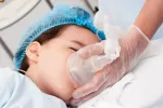 La anestesia general es segura en niños menores de tres años Un anestesista administra anestesia a un niño pequeño