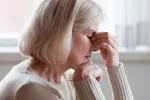 La angustia psicológica y el estrés aumentan el riesgo de alzhéimer Mujer adulta mayor con problemas de angustia psicológica y estrés