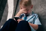 Alertan del aumento de niños con ansiedad por un abuso de los móviles Niño con síntomas de ansiedad por usar el móvil