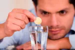 Los antiácidos pueden aumentar un 33% el riesgo de enfermedad renal Persona tomando un antiácido estomacal