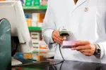 Los antibióticos se siguen vendiendo sin receta Farmacéutico vendiendo antibiótico