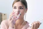 En busca de un anticonceptivo natural alternativo a los hormonales Mujer tomando anticonceptivo hormonal
