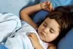 La apnea infantil puede repercutir en el desarrollo cognitivo del niño Niña pequeña durmiendo