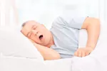 Asocian la apnea del sueño a mayor riesgo de desarrollar alzhéimer Persona con apnea del sueño
