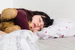 Asocian la apnea del sueño en niños a trastornos del aprendizaje niña con problemas de apnea del sueño