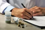 Argentina aprueba el consumo de marihuana con fines terapéuticos Médico recetando marihuana