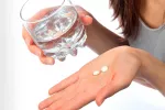 Tomar aspirina puede mejorar un tipo de cáncer de colon Mujer tomando aspirina