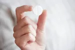 Tomar aspirina podría proteger frente a cánceres de hígado y de ovario Mujer con una aspirina en la mano