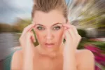 Los ataques de migraña se acentúan en vacaciones Mujer afectada de migraña se toca las sienes